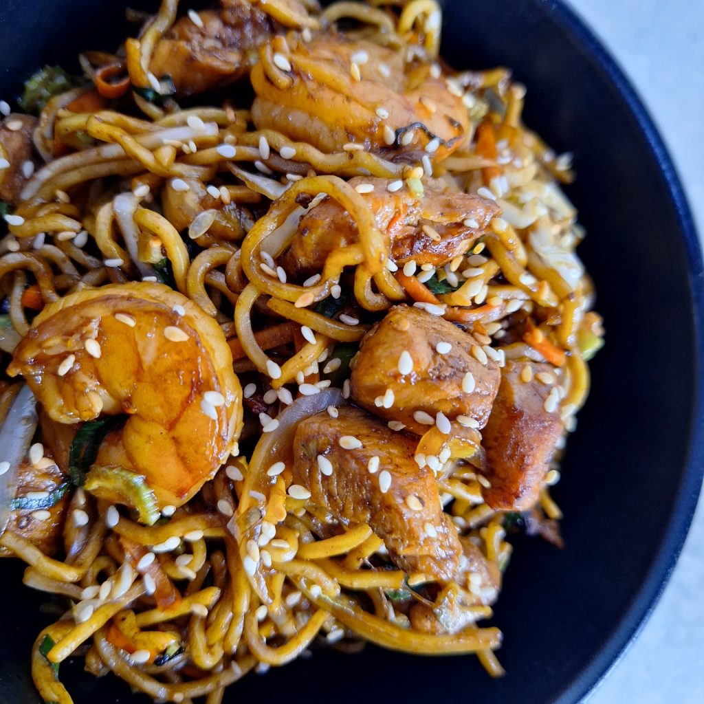 Yakisoba de pollo y camarones